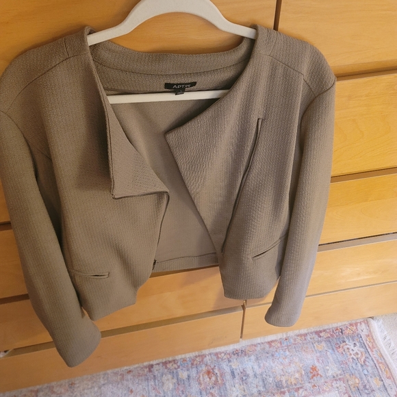 Nicely styled tan blazer - Picture 2 of 2
